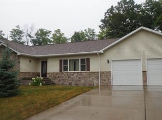 1804 Robindale Dr, Houghton, MI 49931