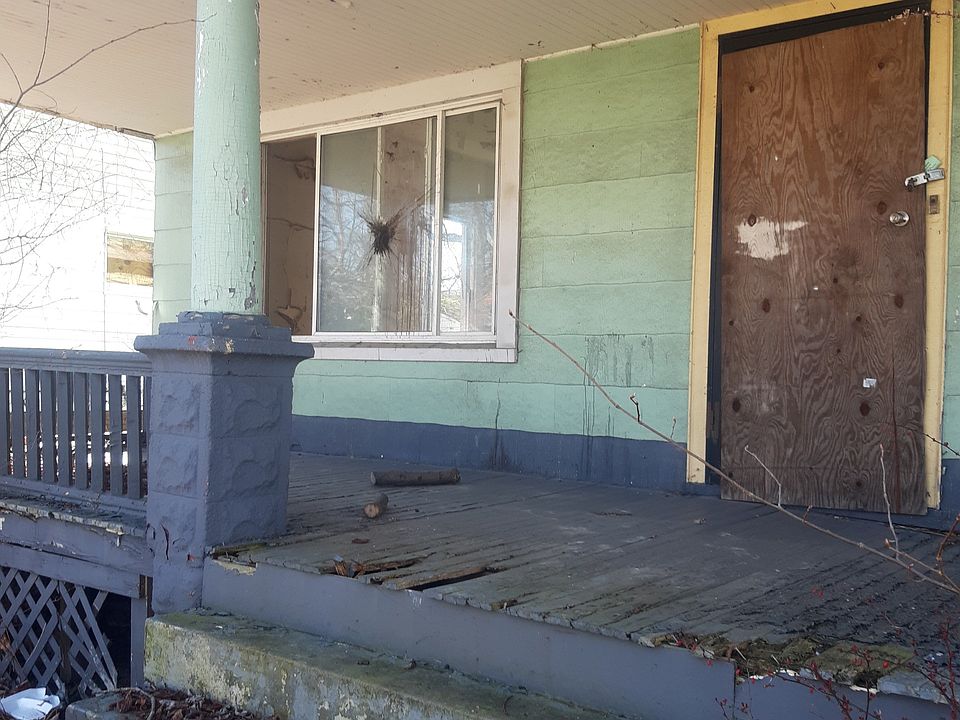 2nd image of 14716 Alder Ave