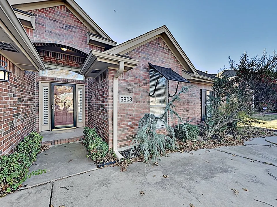6808 Sandlewood Dr