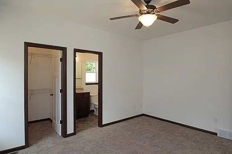 2054 Mackinaw Dr — Photo 10