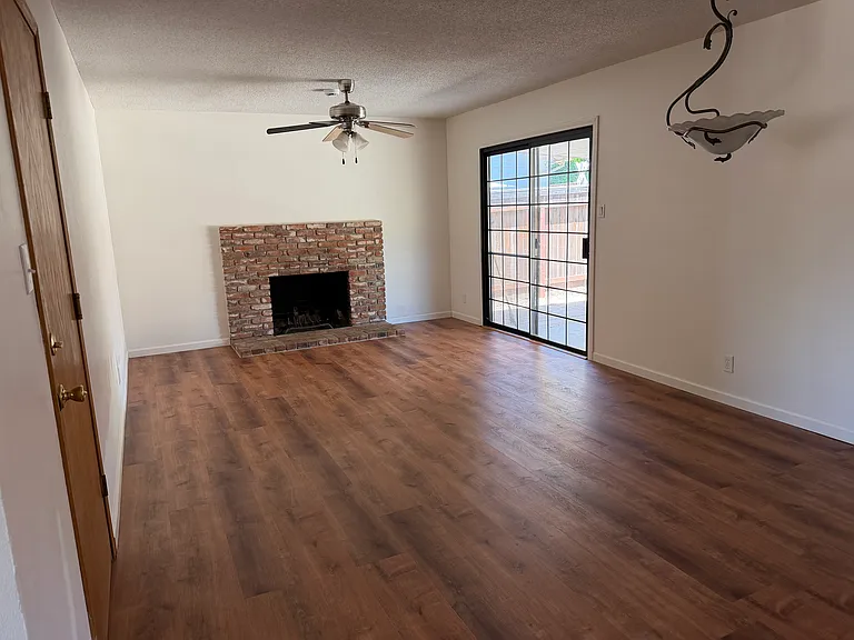 2338 La Loma Dr — Photo 3