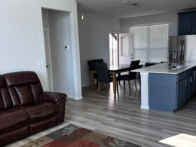 131 Macarthur Dr — Photo 2