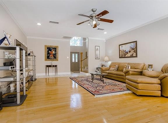 3rd image of 2805 Live Oak Dr