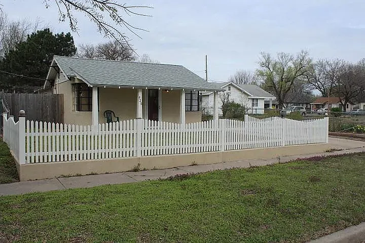 425 N Athenian St — Photo 3