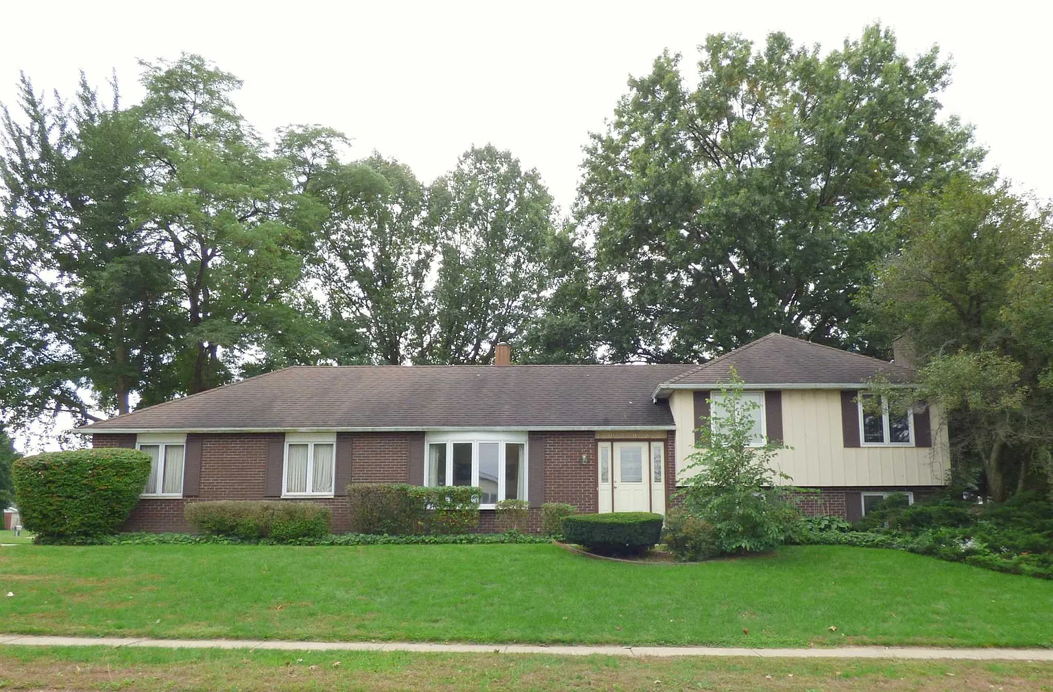 1616 Provincial Dr photo 1