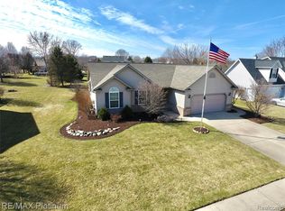 10126 Heatherway Dr, Pinckney, MI 48169