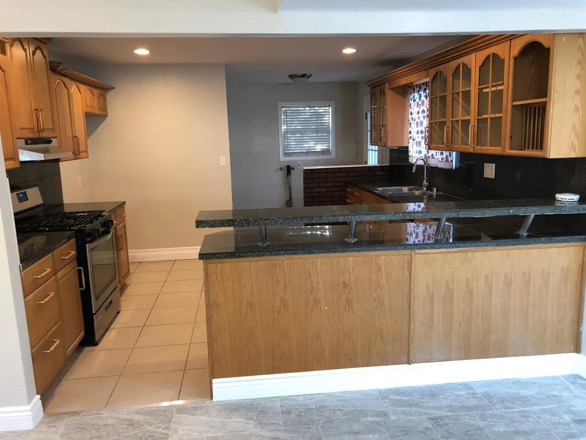 Large granite kitchen - 4429 W Sirius Ave