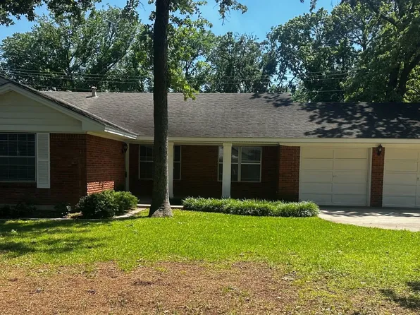 2202 Foxcroft Cir, Denton, TX 76209
