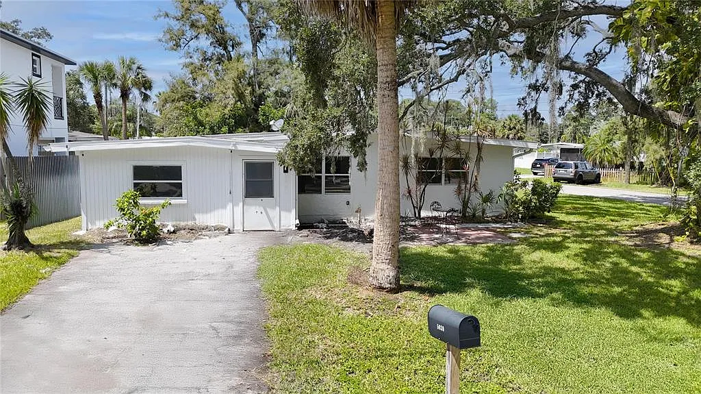 4 bed, 2.0 bath, 1034 sqft, $2,000 — Photo 1