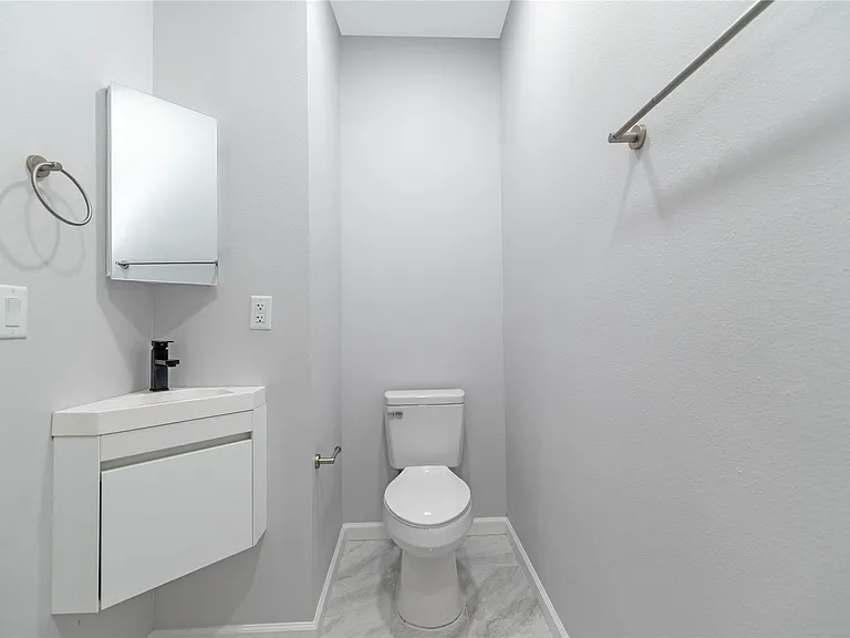 805 Avenue K #B — Photo 8