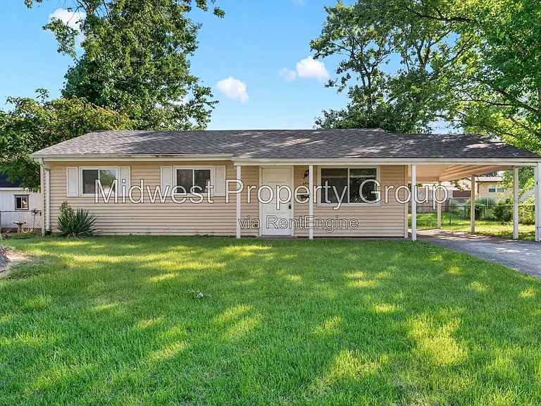 690 Central Pkwy — Photo 1