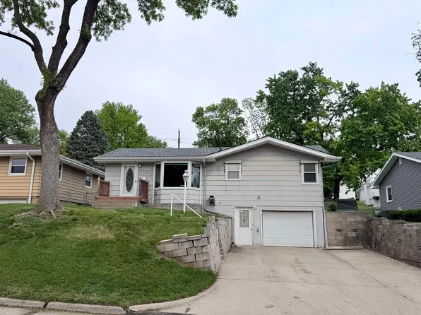 2704 S Cecelia St, Sioux City, IA 51106