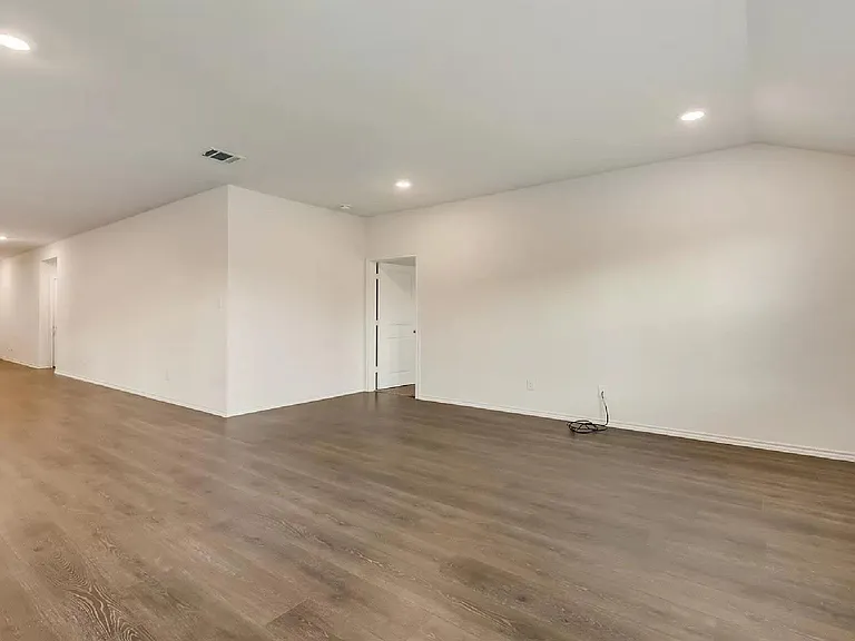 972 Glover Dr — Photo 5