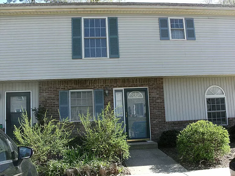 2 bed, 1.5 bath, 930 sqft, $1,300 — Photo 2