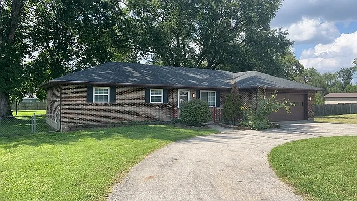 3 bed, 1.0 bath, 1261 sqft, $1,750 — Photo 3
