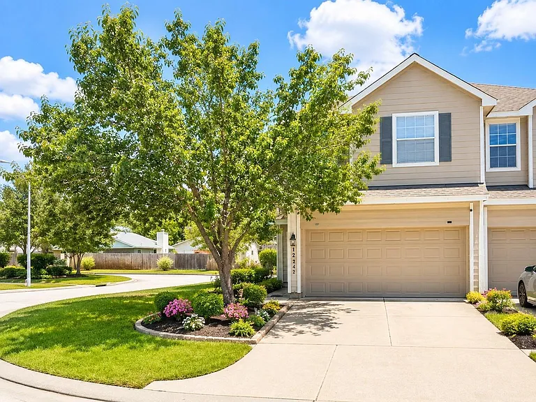17242 Oakwood Chase Dr — Photo 1