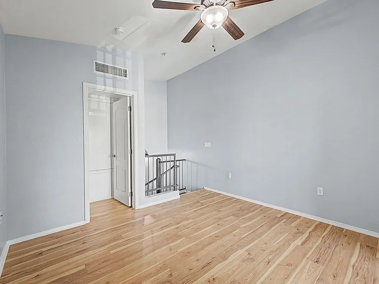 2233 E Huntington Dr — Photo 13
