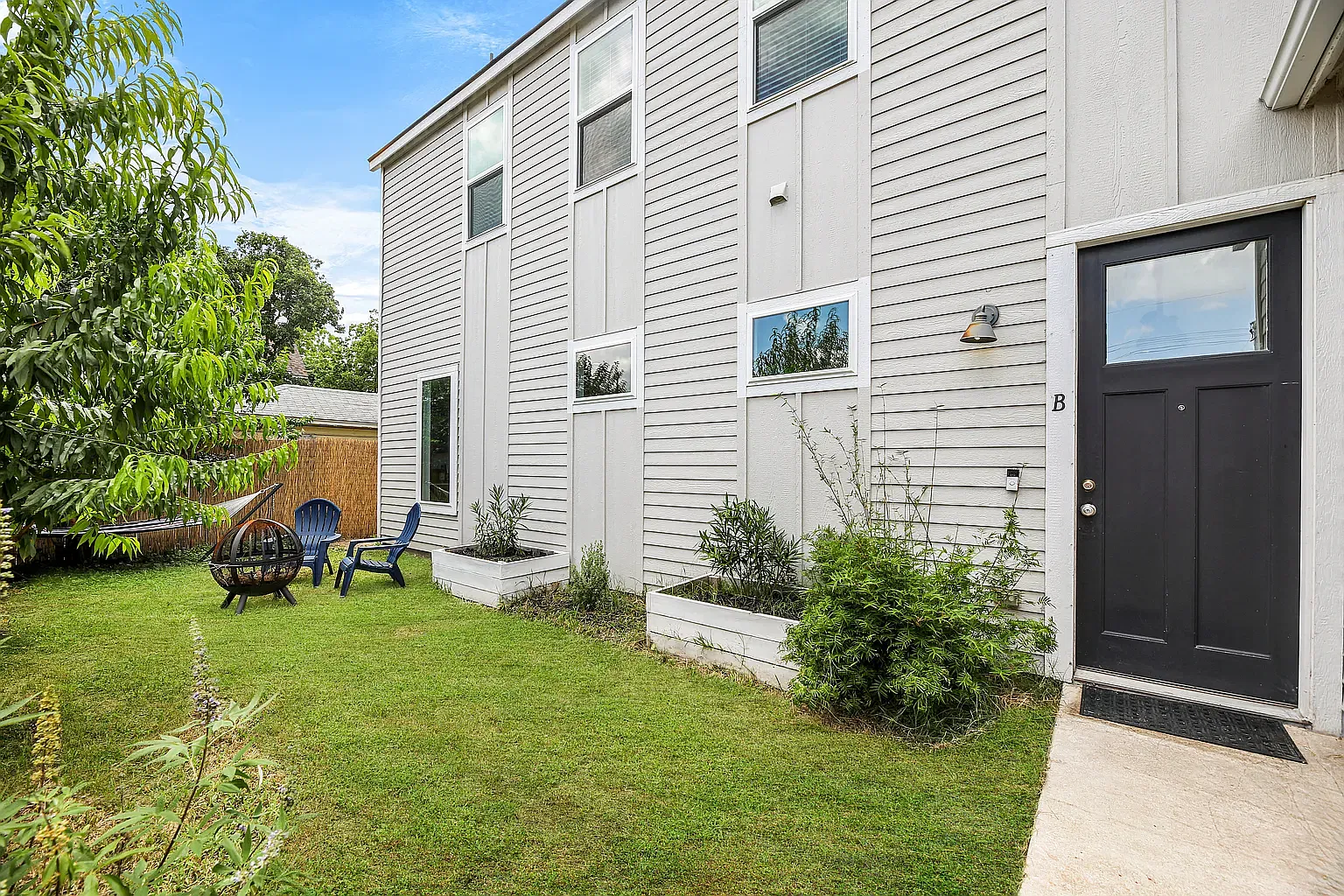 2 bed, 870 sqft, $2,700 — Photo 2