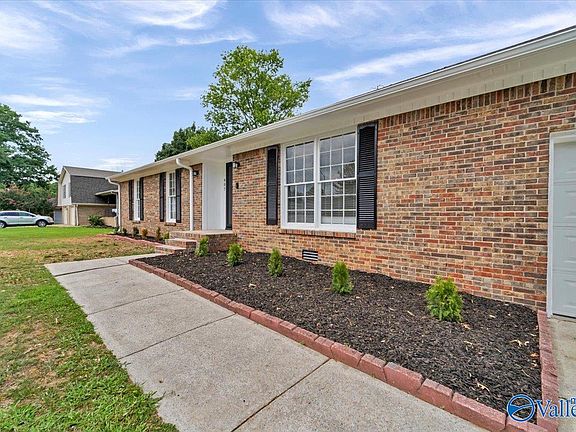 3rd image of 907 Flora Cir SE