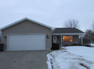 2732 Prescotts Dr, Waterloo, IA 50701