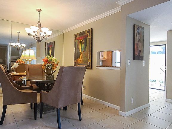 3rd image of 402 Lakewood Court #2b