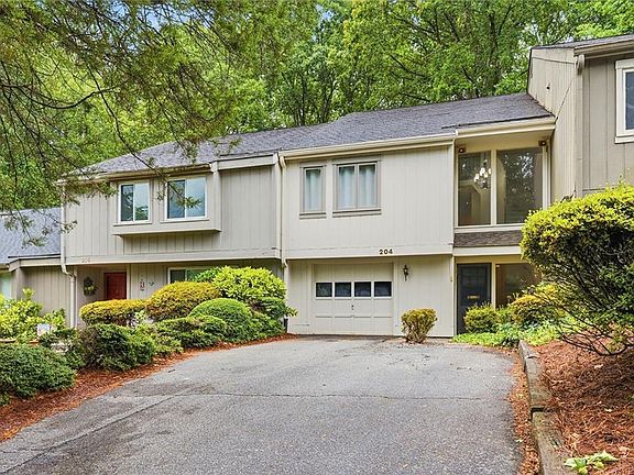 2nd image of 204 Lamplighter Cir