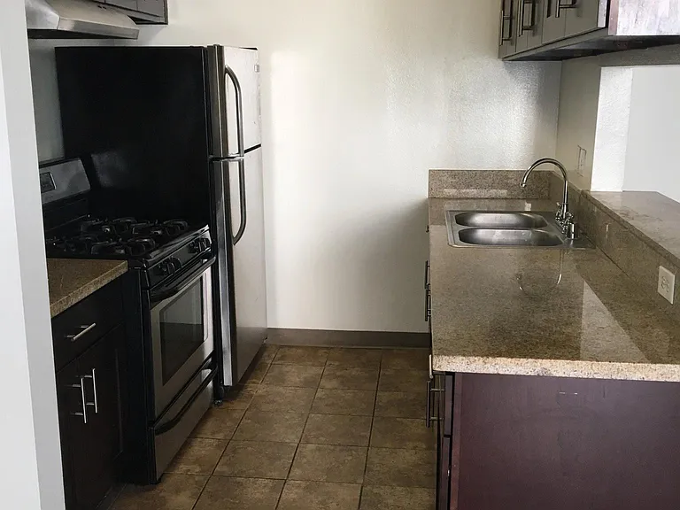 Catalina Apartments — Photo 68