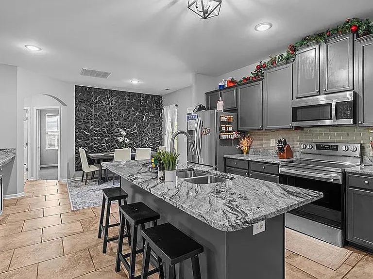 364 Heathrow Dr — Photo 2