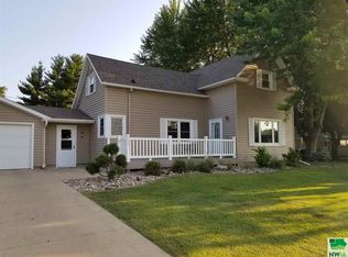 620 5th St, Hull, IA 51239