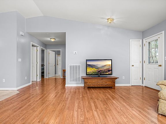 5th image of 222 Valley Ln