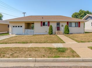 902 N 28th St, Bismarck, ND 58501