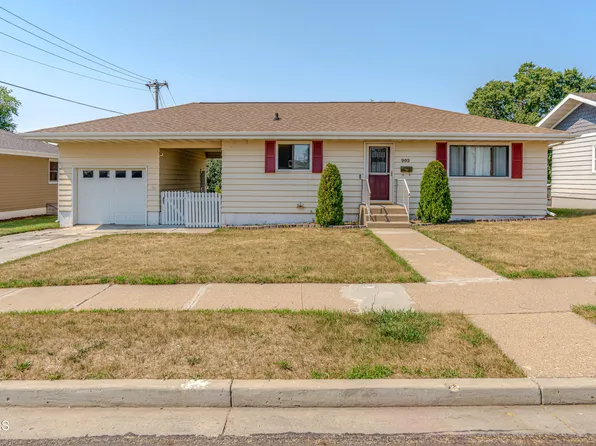 902 N 28th St, Bismarck, ND 58501