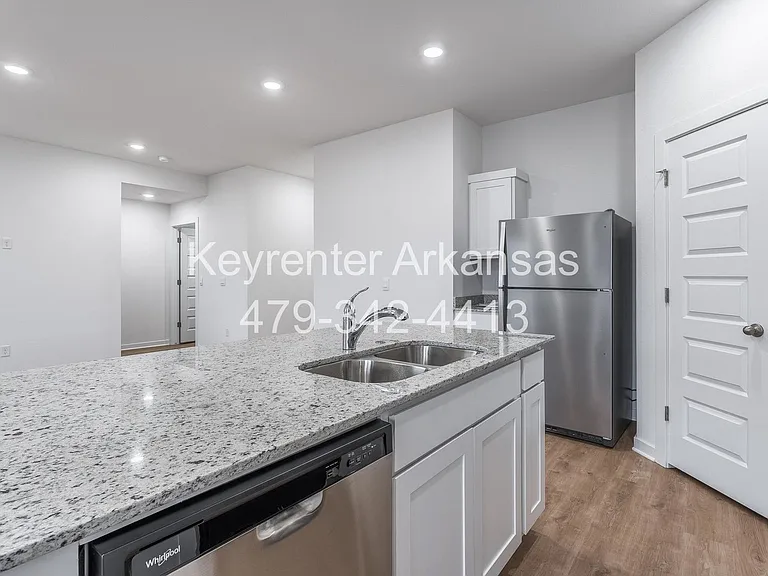 551 Shepherd St — Photo 3