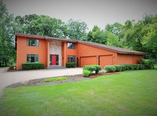 216 River Dr, Trout Valley, IL 60013
