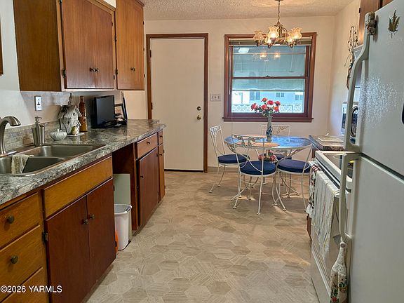 5th image of 223 N 38th Ave