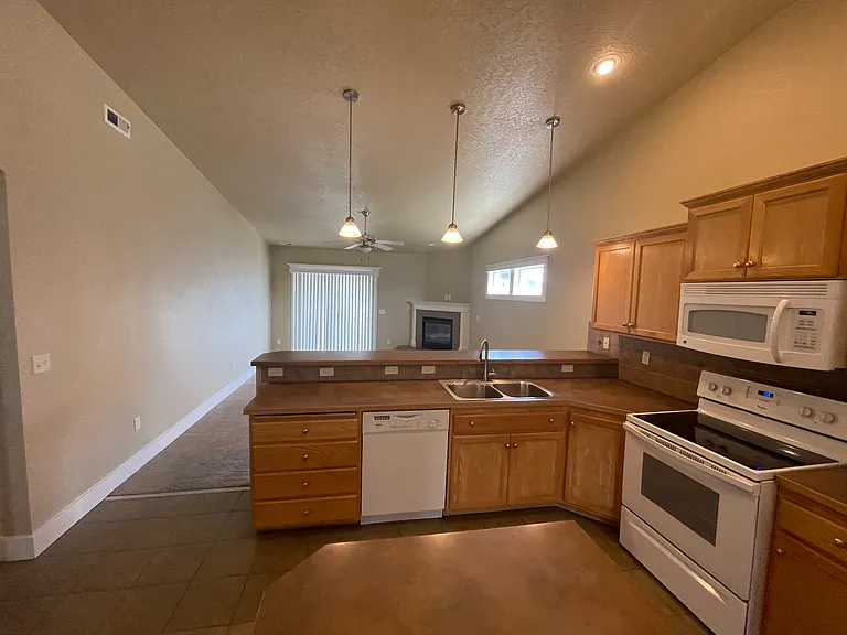 1572 E Locust View Ln — Photo 6