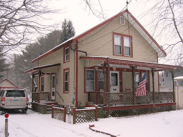 Newer vinyl siding, roof, windows, fencing!