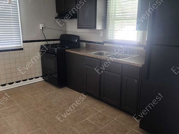 3rd image of 2460 Shannon Ave
