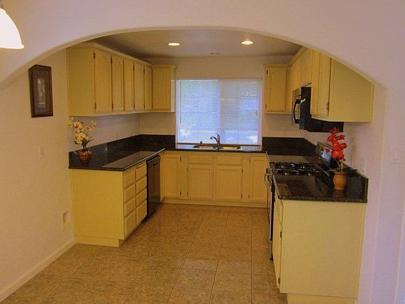 4th image of 815 Stuart Ct