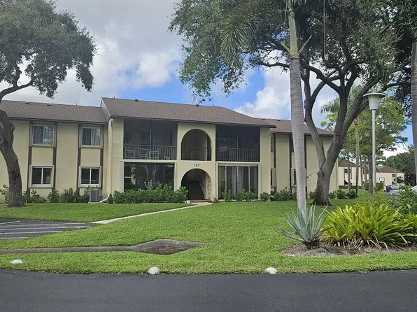 127 Lake Pine Cir, Greenacres, FL