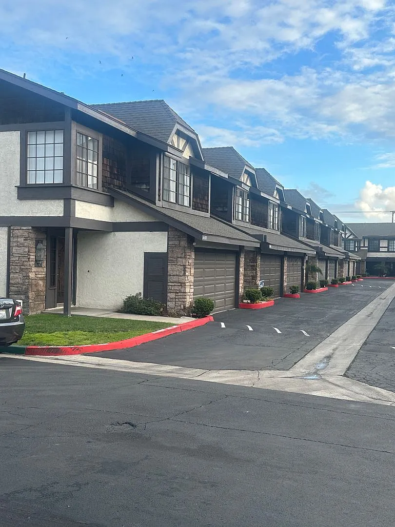 Charming 3-Bed/2.5-Bath Townhome with 2-Car Garage in Garden Grove — Photo 3