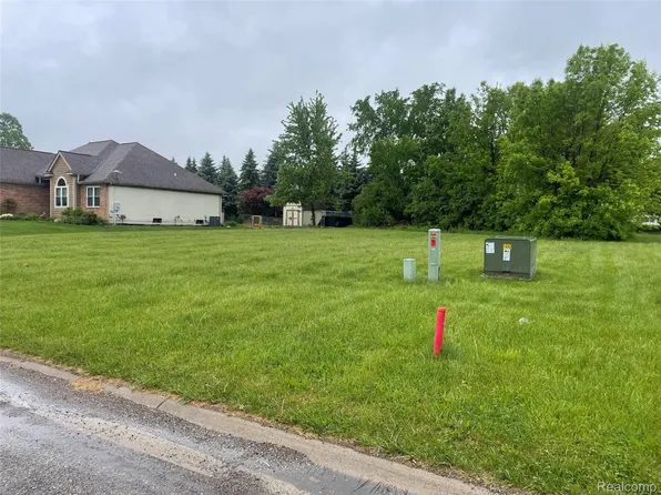 5168 Sandalwood Dr, Grand Blanc, MI 48439