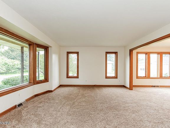 4th image of 1010 Allison Ave NW