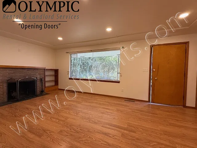 Updated 2 bedroom 1 bath home, 1 car garage and RV parking available! — Photo 4