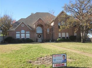 1015 Colonial Ct, Kennedale, TX 76060