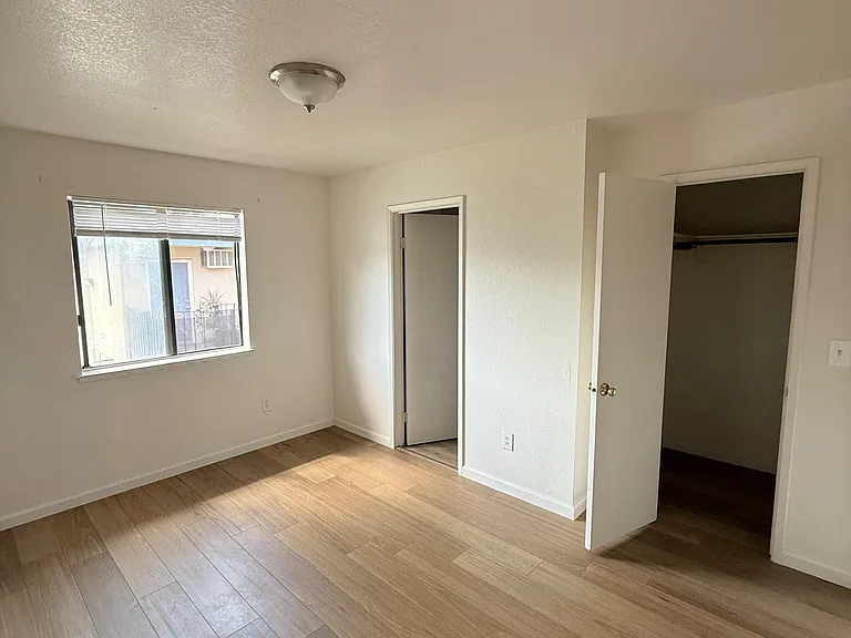428 E Locust St — Photo 11