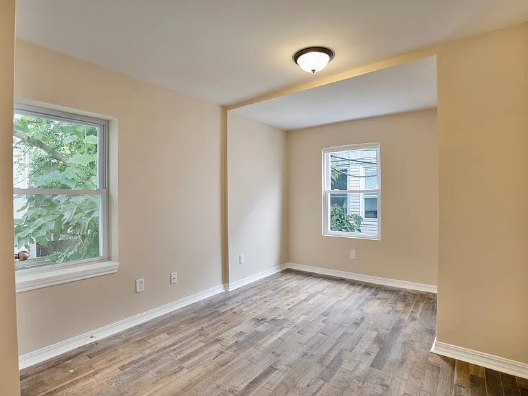 2515 Ingersoll St — Photo 11