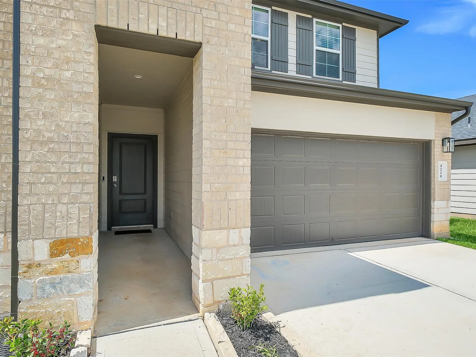 4 bed, 3.0 bath, 2251 sqft, $2,285 — Photo 3