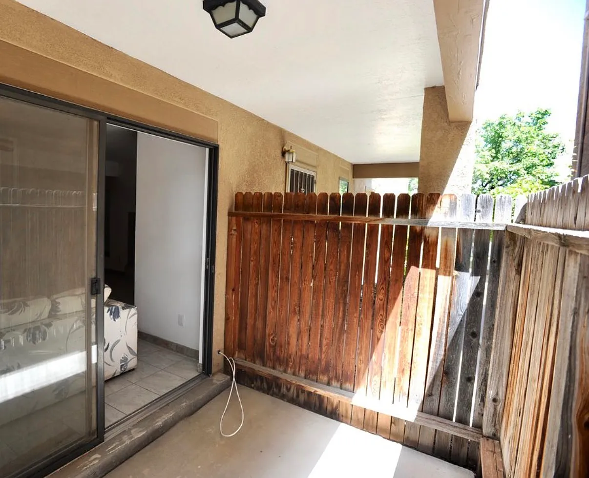 3 bed, 2.5 bath, 1306 sqft, $2,300 — Photo 4