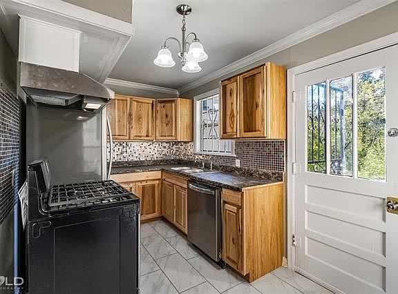 3rd image of 1416 Jewella Ave